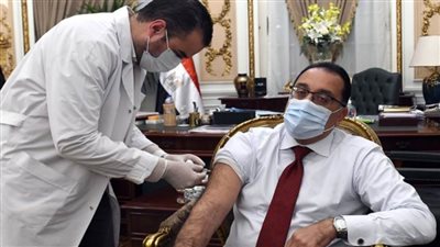 بالصور | رئيس الوزراء يتلقى لقاح كورونا