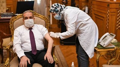 وزير الإنتاج الحربي يتلقى لقاح كورونا