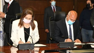 بالصور | توقيع مذكرة تفاهم لتوطين صناعة المترو والقطارات ذات الجر الكهربائي 