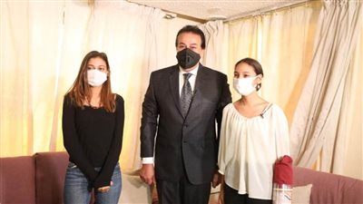 بالصور | د. خالد عبدالغفار ورؤساء الجامعات يسلمون هدايا الرئيس لأسر شهداء المستشفيات بمناسبة العيد