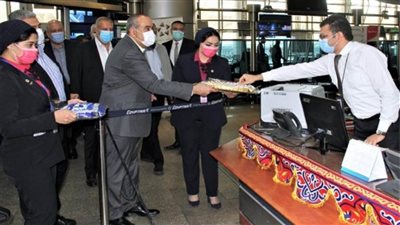 بالصور | للاطمئنان على تطبيق الإجراءات الإحترازية.. وزير الطيران يتفقد مطار القاهرة 