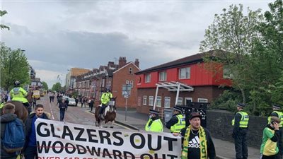 احتجاجات جماهير مانشستر يونايتد تُعطل وصول حافلة ليفربول لملعب المباراة (صور)