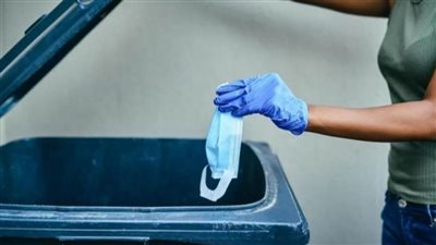 أمريكا تلغي الالتزام بارتداء الكمامات في الأماكن العامة