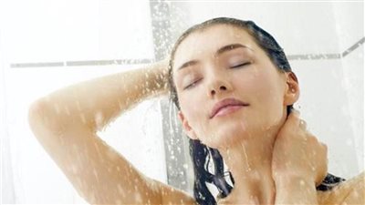 طبيب تجميل: اختيار وقت الإستحمام له فائدة على صحة الجسم
