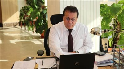 وزير التعليم العالي يتلقى تقريرا عن الاجتماع الأول للجنة العلوم الطبيعية والتكنولوجيا باللجنة الوطنية المصرية لليونسكو