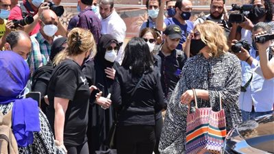  يسرا وميرفت أمين ومحمود حميدة في مقدمة الحضور لجنازة سمير غانم بمسجد المشير (صور)