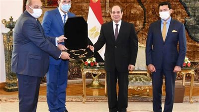 عاجل.. الرئيس السيسى يتسلم وسام الاستحقاق الخاص من اللجنة الأولمبية الأفريقية