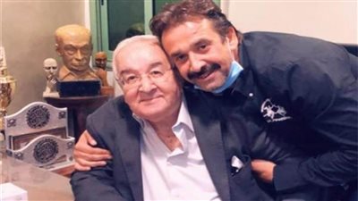 كريم عبد العزيز يُعلن تعافي والده من الإصابة بـ