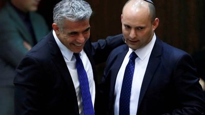 يائير لبيد ونفتالي بينيت يتناوبان السلطة ... تفاصيل الساعات الحاسمة للإطاحة بنتنياهو