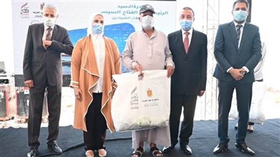 بالصور | وزيرة التضامن ومحافظ الإسكندرية يسلمان مساعدات لـ 1100صياد ببحيرة مريوط