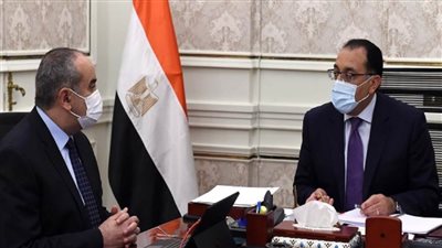 بالصور | رئيس الوزراء يتابع مع وزير الطيران أعمال تطوير مطار برج العرب الدولي