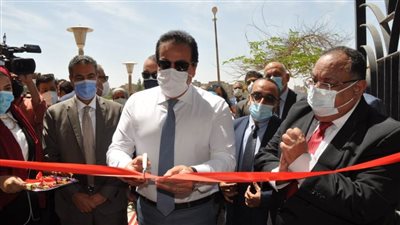 بالصور.. وزير التعليم العالى يتفقد لجان امتحانات نهاية العام الدراسى ويفتتح مركز الاختبارات الإلكترونية بجامعة حلوان