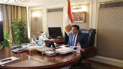 د. خالد عبد الغفار يستعرض تقريرًا حول جهود مركز بحوث وتطوير الفلزات