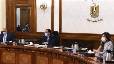 مدبولي يستعرض مع محافظ البنك المركزي المبادرات الموجهة لدعم القطاعات الاقتصادية المختلفة