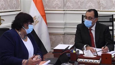 بالصور | رئيس الوزراء يتابع مع وزيرة الثقافة ملفات عمل الوزارة