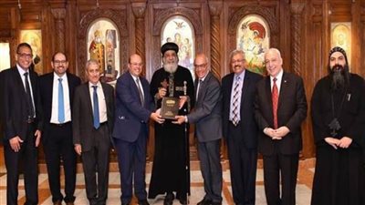  البابا تواضروس يستقبل وفدًا من دار الكتاب المقدس بالمقر البابوي 