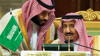 العاهل السعودي ومحمد بن سلمان يهنئان أمير قطر بذكرى توليه الحكم