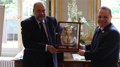 النيابة العامة تشرف على إجراءات شحن الآثار المستردة تمهيدًا لعودتها إلى مصر (صور)