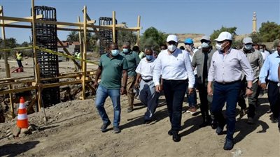 بالصور | رئيس الوزراء يتفقد مشروعات 