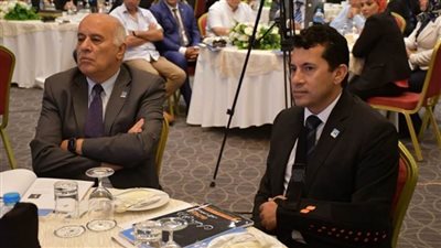 بالصور | وزير الشباب يكرم سفراء الرياضة العربية والمصرية