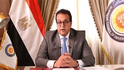 د . خالد عبدالغفار يتلقى تقريرًا حول اجتماع مسئولي وزارتي التعليم العالي المصرية والعراقية