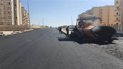 بالصور | الإسكان: تكثيف أعمال الطرق للمشروعات السكنية والخدمية بمدينتي أكتوبر والمنيا الجديدتين