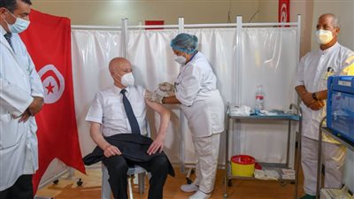 الرئيس التونسي يتلقى الجرعة الاولى من لقاح كورونا