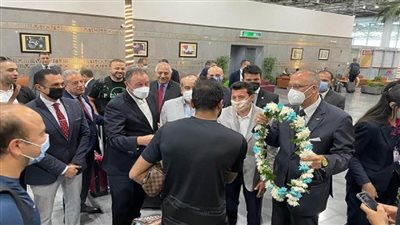 بالصور | وزيرا الرياضة والطيران يستقبلان بعثة الأهلي بالورود في مطار القاهرة