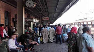 ارتباك فى قطارات محطة مصر بسبب خروج عربتى قطار ركاب عن القضبان