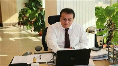 د. خالد عبدالغفار يتلقى تقريرًا حول ندوة التعريف بمبادرة 