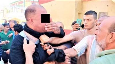 كشفه حديثه بالتليفون.. الأهالي يضبطون رجلاً يتخفى في زي النساء بدكرنس