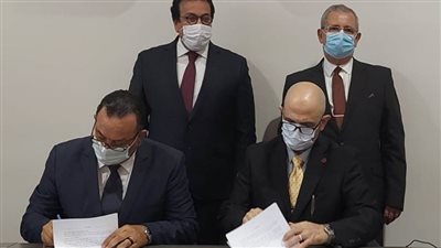 د. خالد عبد الغفار وزير التعليم العالي يستعرض تقريرًا حول جامعة المنصورة الجديدة الأهلية