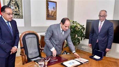 السيسي يجتمع مع رئيس الوزراء ومحافظ البنك المركزي