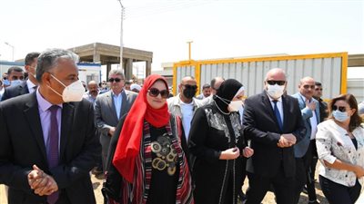 وزيرة التجارة والصناعة ومحافظ قنا يتفقدان عدد من المصانع بالمنطقة الصناعية الاولي بكلاحين قفط 
