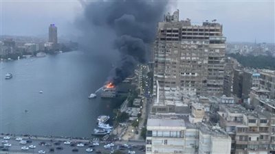 اندلاع حريق في عائمة نيلية بالزمالك.. والإطفاء تحاول السيطرة على النيران