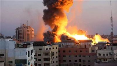 اندلاع حريق هائل بمدينة تل أبيب وإغلاق عدد من الشوارع (فيديو)