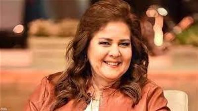 وصول جثمان الفنانة دلال عبد العزيز برفقة ابنتيها دنيا وإيمي لمسجد المشير طنطاوى