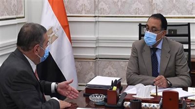 بالصور | رئيس الوزراء يتابع مع وزير قطاع الأعمال ملفات عمل الوزارة