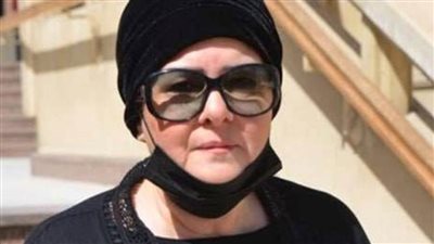 وصول جثمان دلال عبد العزيز إلى مثواها الأخير