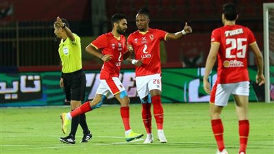 الأهلي يفوز على إنبي بثنائية ويواصل مطاردة الزمالك في الدوري 