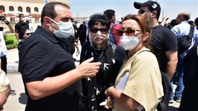 بالصور | لحظات الوداع.. نجوم الفن يشيعون جثمان دلال عبدالعزيز