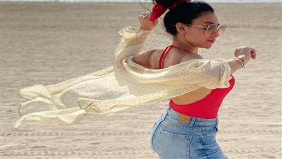 ميرهان حسين تتألق بـ«المايوه» على شاطيء البحر (صور)