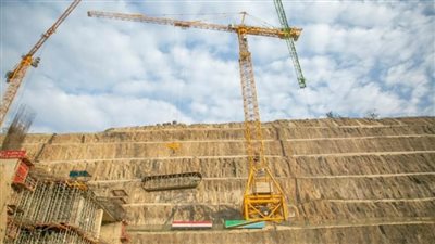 بالصور | بدء تركيب أول أجزاء توربينات توليد الطاقة الكهرومائية بسد جوليوس نيريرى بتنزانيا