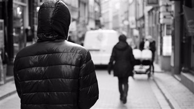 زوجة ترفع دعوي خلع علي زوجها «كلف شخص بمراقبتها»