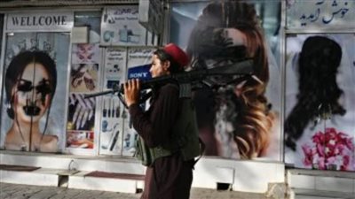 بالصور والفيديو..قوات طالبان يشوهون صور النساء على واجهات المحال فى كابول
