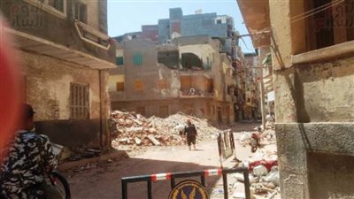 شاهد بالصور..ارتفاع ضحايا عقار دمنهور المنهار لـ5 بعد استخراج جثة سيدة من تحت الأنقاض