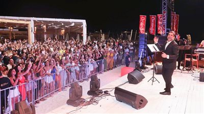 بالصور ..وائل كافوري يتألق في اقوي سهرة طربية رومانسية بالساحل الشمالي وحضور كامل العدد 