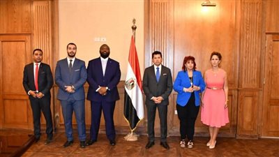 وزير الشباب يلتقي مجموعة من المستثمرين الأجانب لبحث فرص الاستثمار في المنشآت الرياضية (صور)