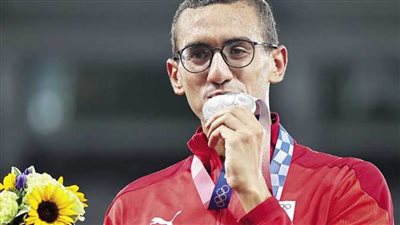 نقيب المهندسين يكرم البطل الأوليمبي أحمد الجندي ويمنحه درع النقابة