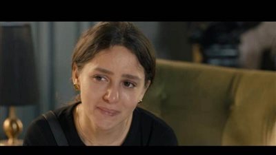 جميلة عوض تلقي نظرة الوداع الأخيرة على جدتها